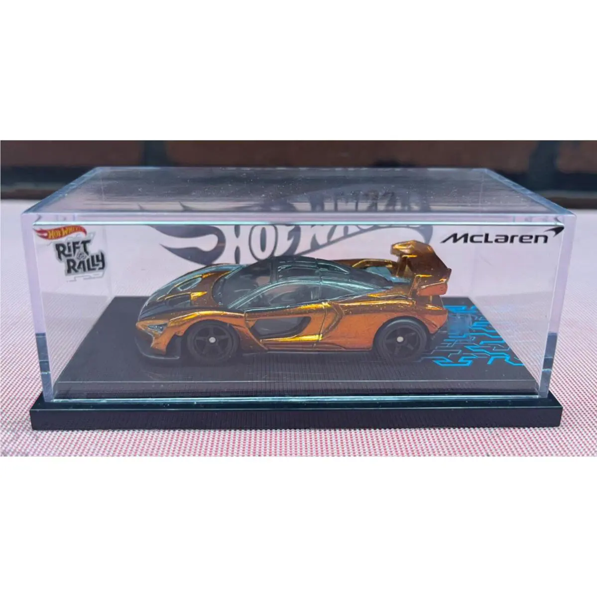Hot Wheels 2023 Rift Rally Mclaren Senna Car with Display Case 1:64 Diecast