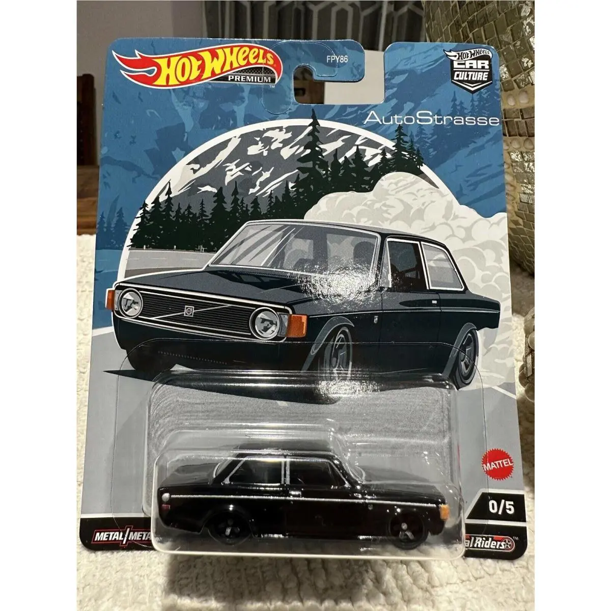 Hot Wheels Premium Car Culture Auto Strasse Chase 0/5 `73 Volvo 142 GL Black