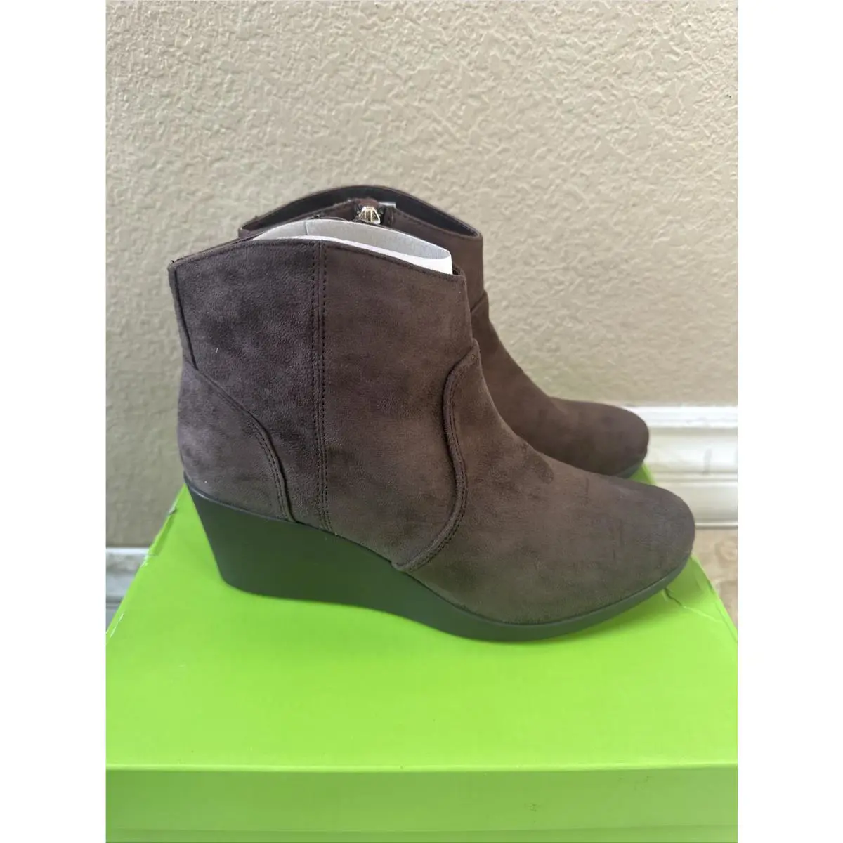 Crocs Women’s Leigh Suede Wedge Bootie Boots Size 8 Espresso