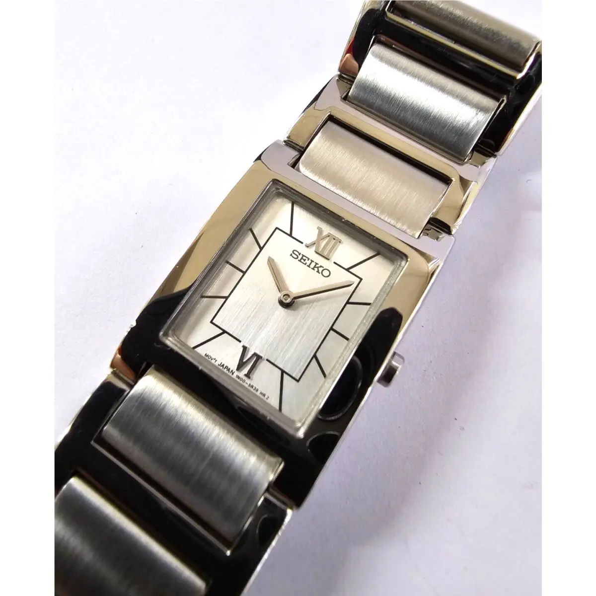 Seiko Quartz 20mm x 26mm Silver Dial Women`s Watch SUJ027