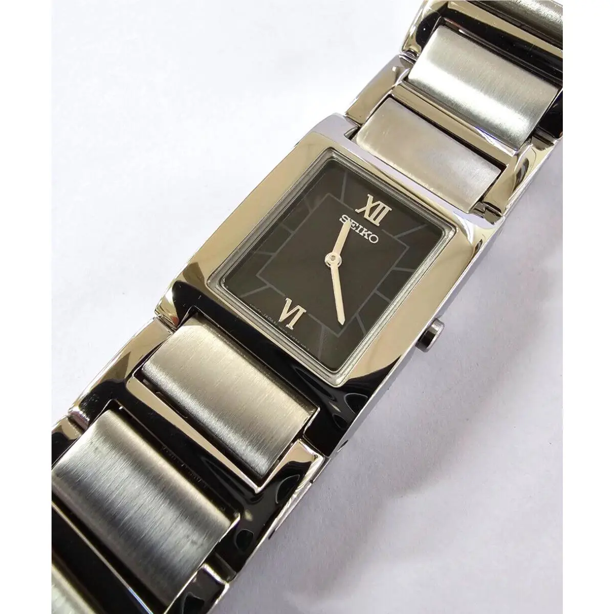 Seiko Quartz 20mm x 26mm Black Dial Women`s Watch SUJ031