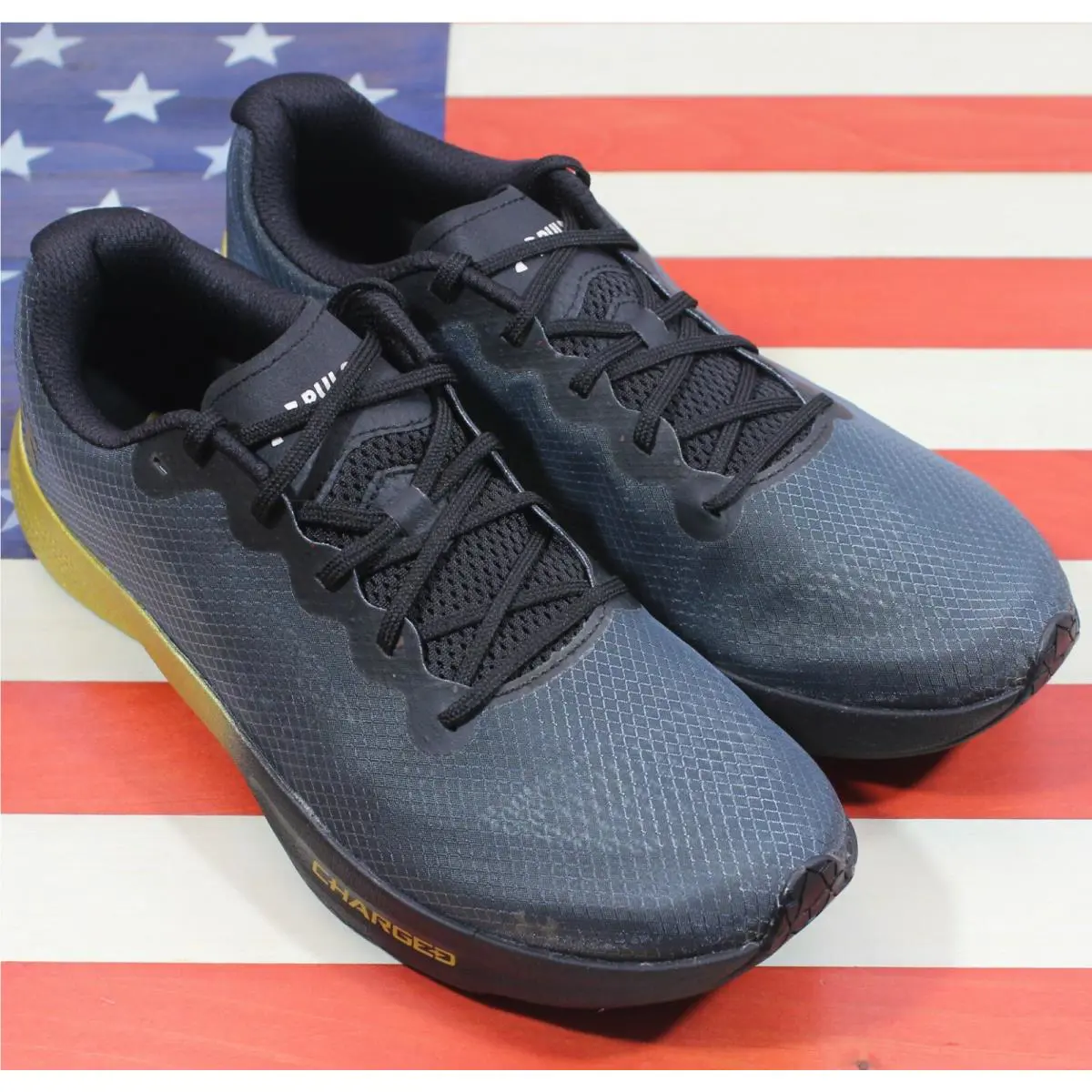 Under Armour shoes - Under Armour Charged Pulse - Charged Pulse - 3023020-001 - Black, Manufacturer: Black/Metallic-Gold-Luster 8