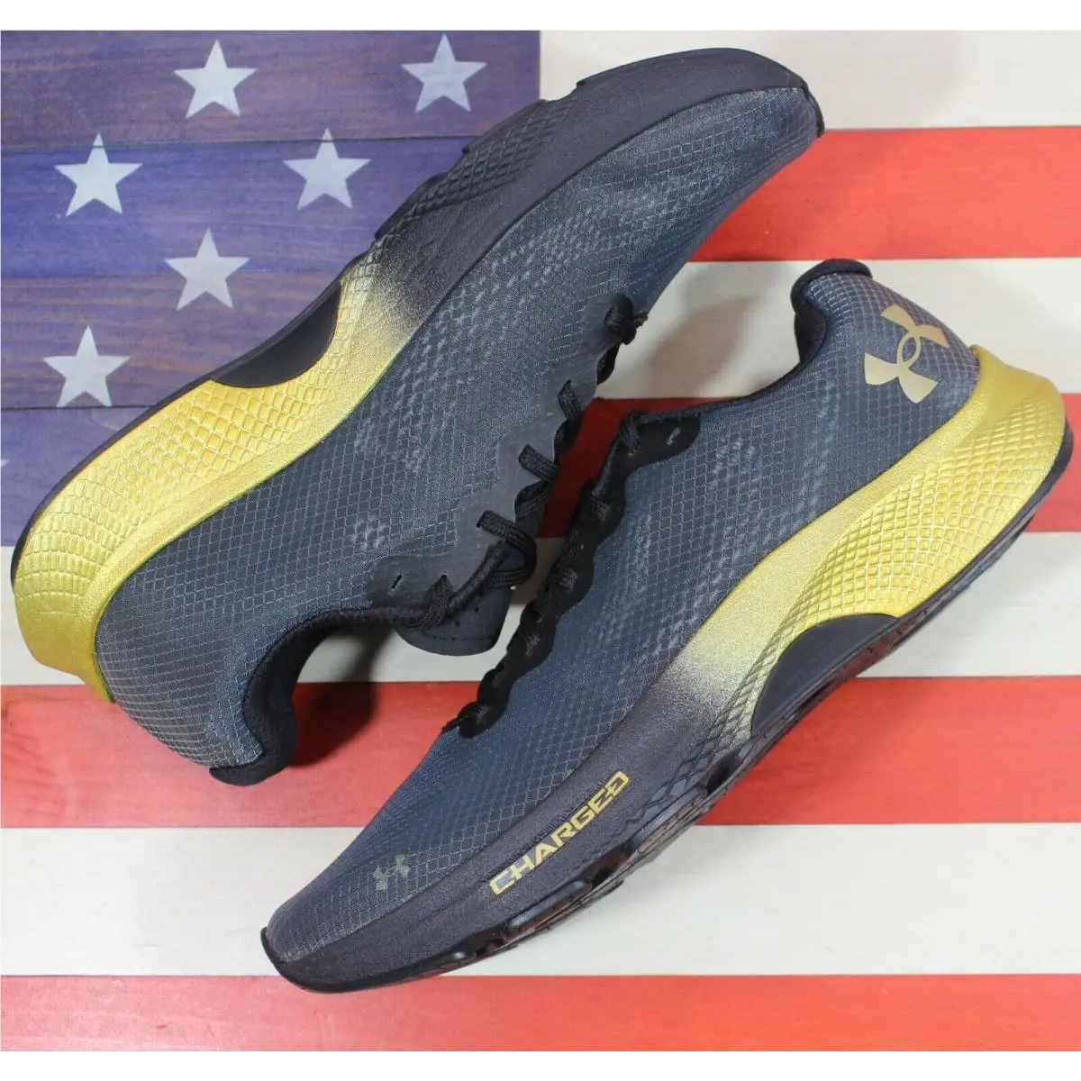Under Armour shoes - Under Armour Charged Pulse - Charged Pulse - 3023020-001 - Black, Manufacturer: Black/Metallic-Gold-Luster 11