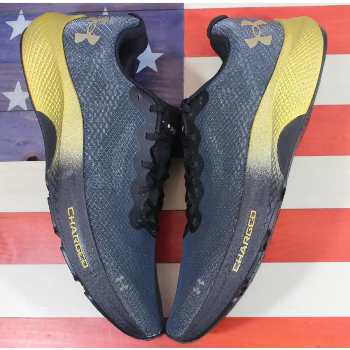 Under Armour shoes - Under Armour Charged Pulse - Charged Pulse - 3023020-001 - Black, Manufacturer: Black/Metallic-Gold-Luster 14