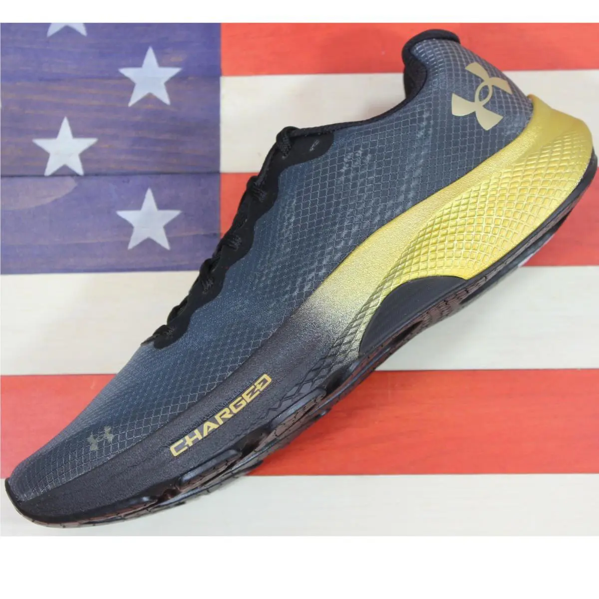 Under Armour shoes - Under Armour Charged Pulse - Charged Pulse - 3023020-001 - Black, Manufacturer: Black/Metallic-Gold-Luster 1