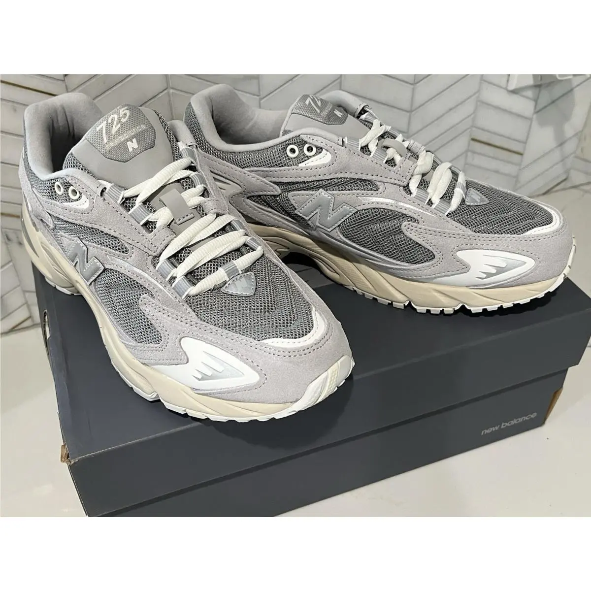 New Balance 725 Raincloud Shoes Sneakers Grey Mens Size 8 ML725AA