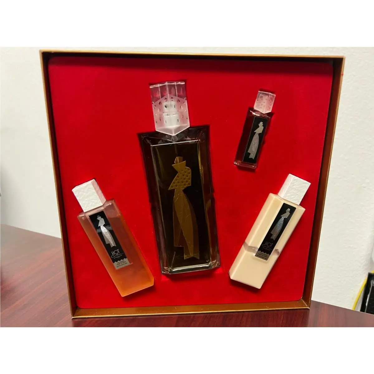 Hot Couture by Parfums Givenchy 4 Pieces Set : 3.3 Spray Mini 1.7 Lotion 1.7 Gel