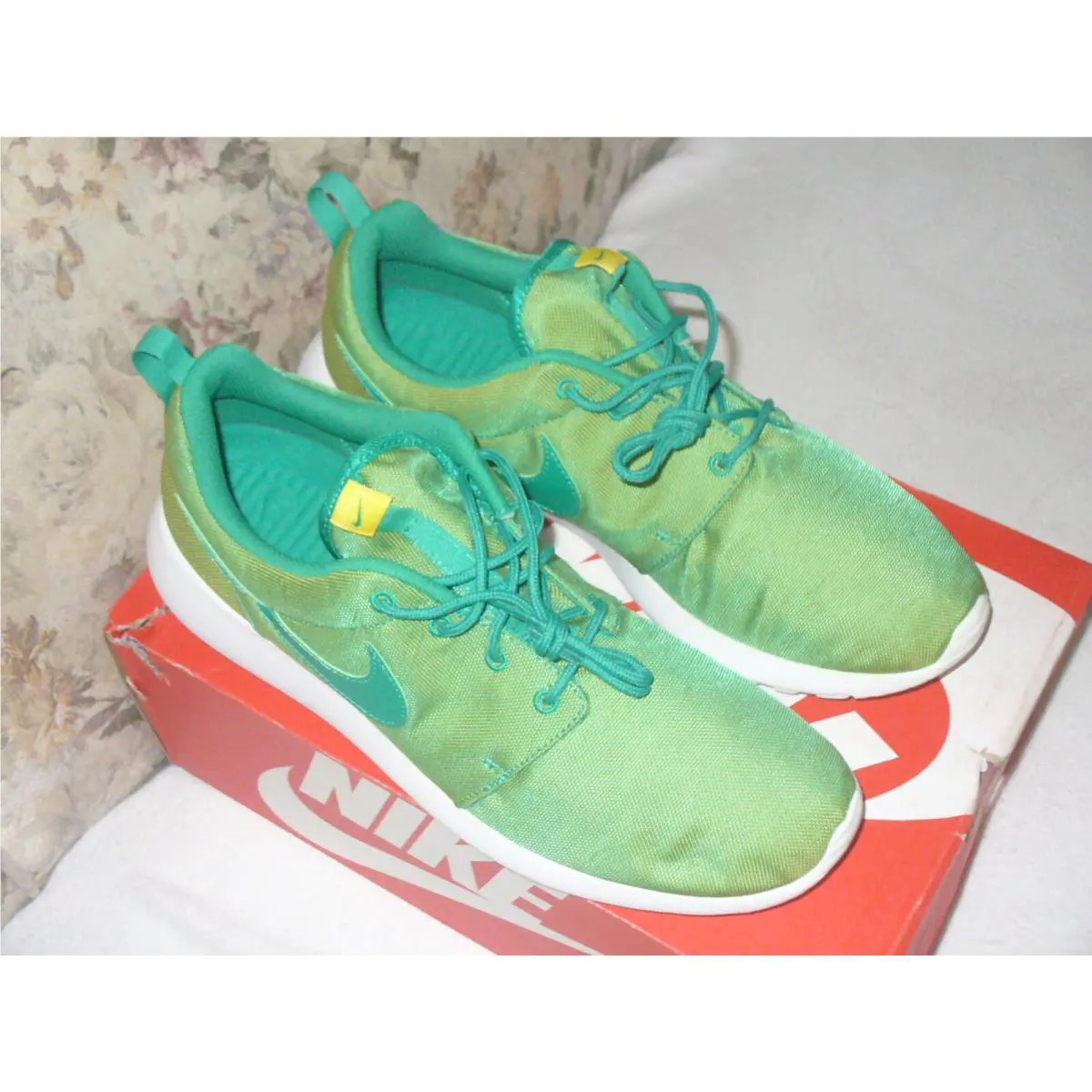 Nike shoes - Nike Roshe One - Roshe One - 525234-302 - Lucid Green/White 2