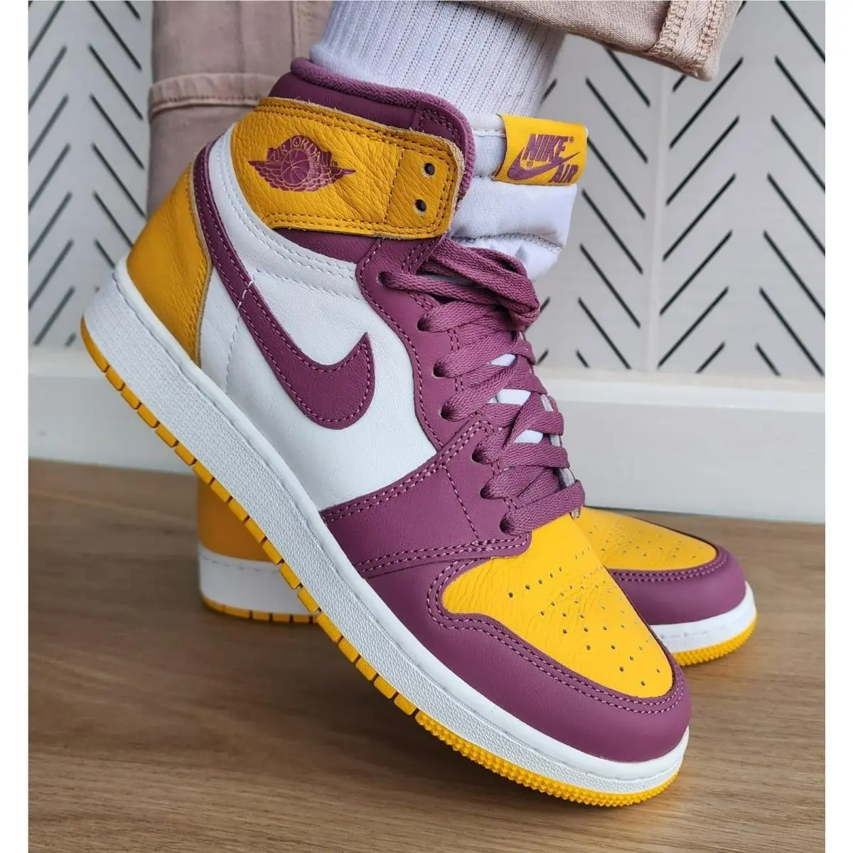 Nike Air Jordan 1 High OG GS `brotherhood` 2022 Size 6.5Y Youth Shoes 575441-706 - Pink