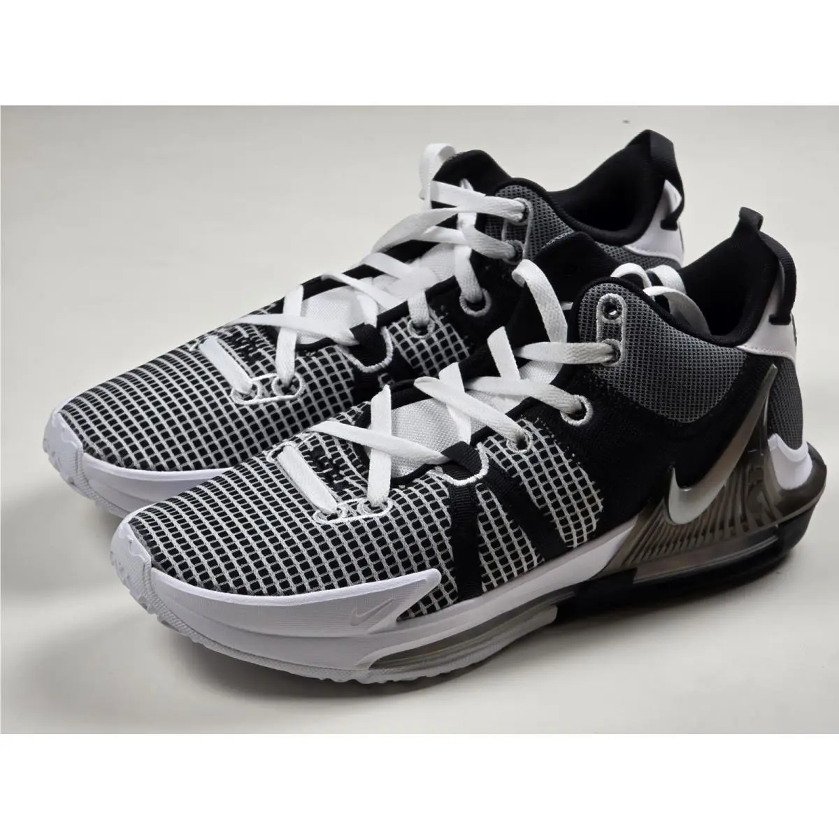 Size 10 - Nike Lebron Witness 7 White Black - White