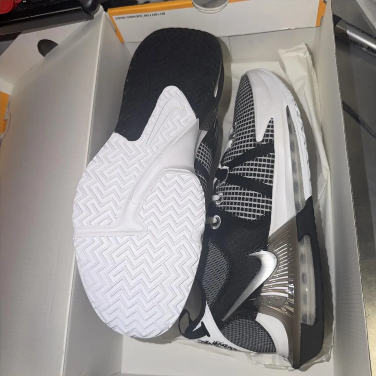 Nike shoes - Nike LeBron Witness - LeBron Witness - DM1123 100 - WHITE /METALLIC SILVER BLACK 3