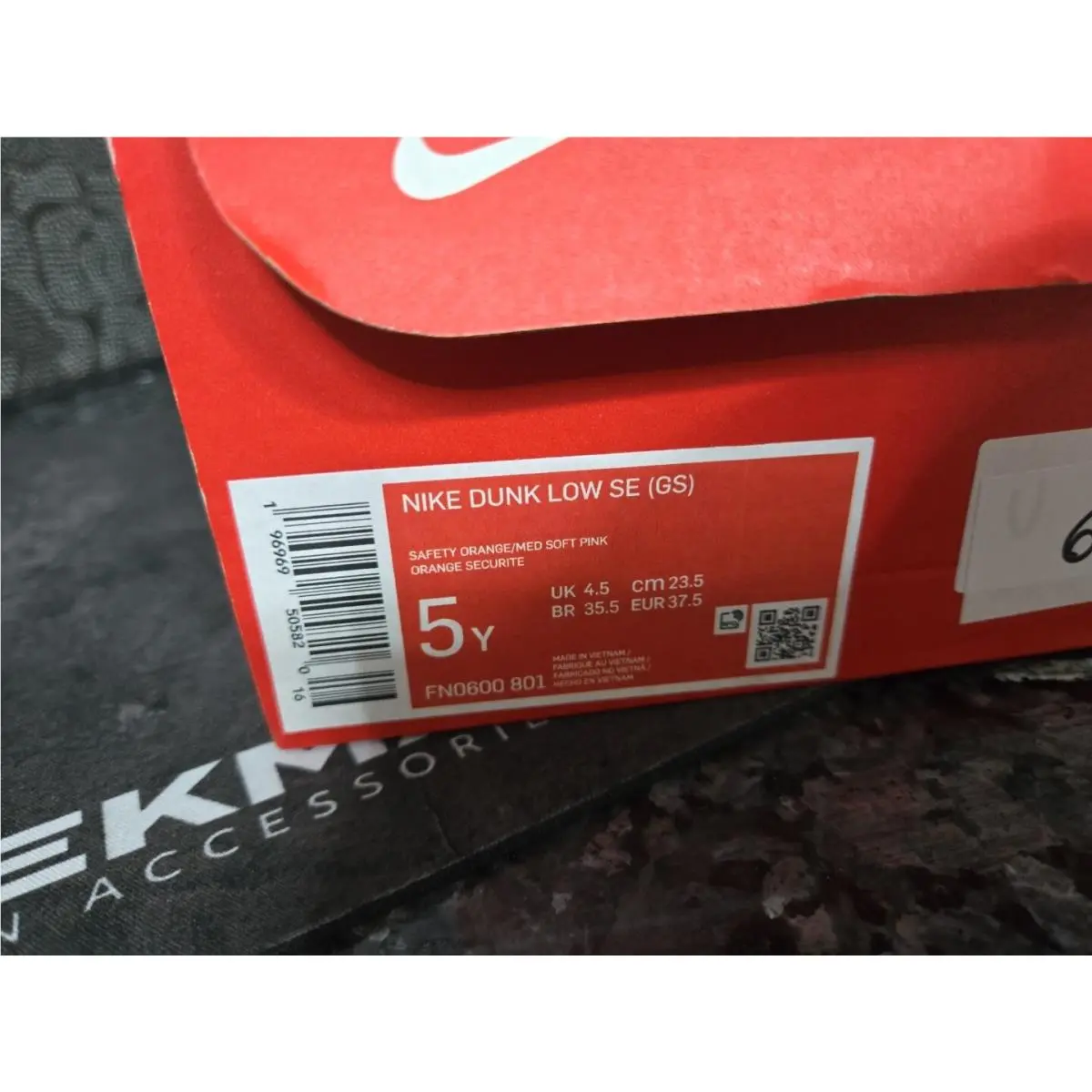 Nike shoes - Dunk Low Se Gs - Dunk Low - Fn0600801 - Orange 3