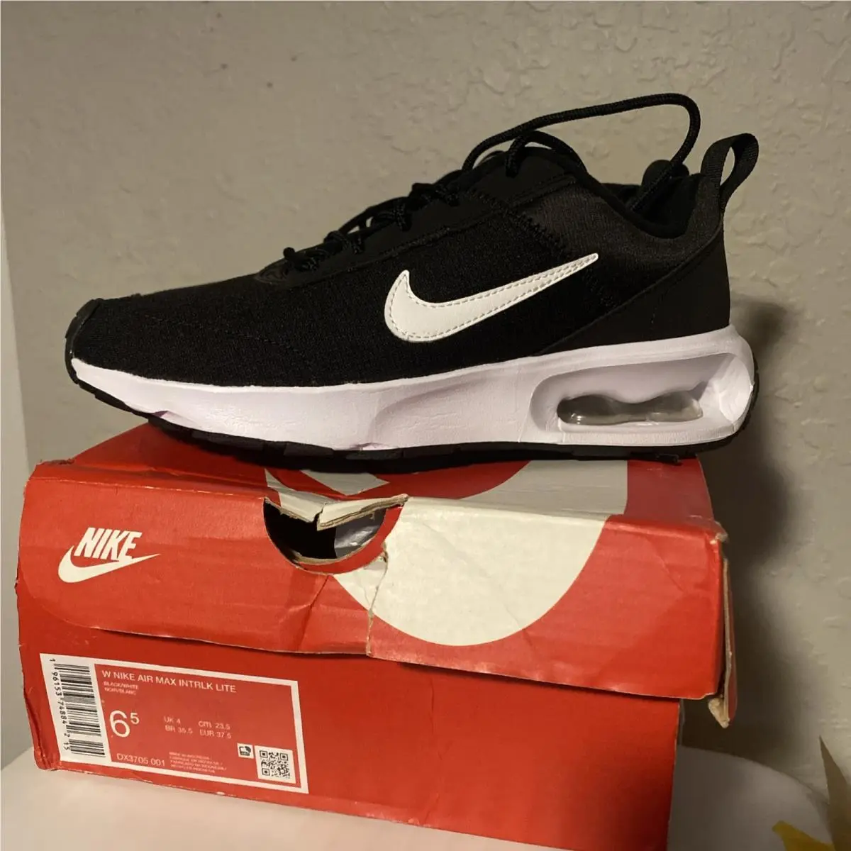 Nike Air Max Intrlk Lite Womens Shoes Size 7.5 Black White DX3705-001