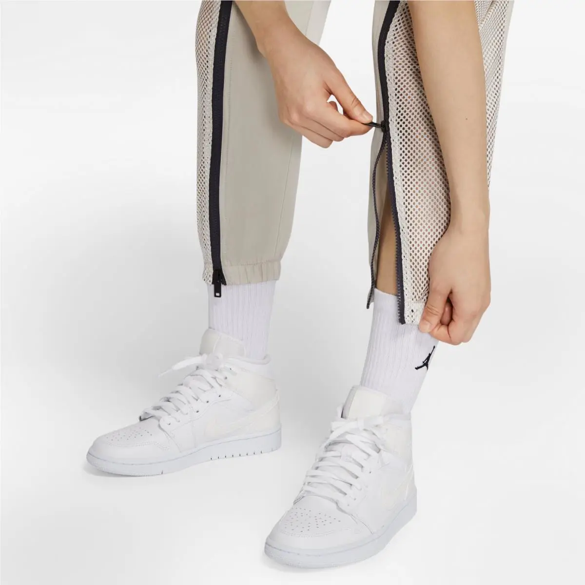 Nike clothing - Beige (UPC: 0194275517957) 2