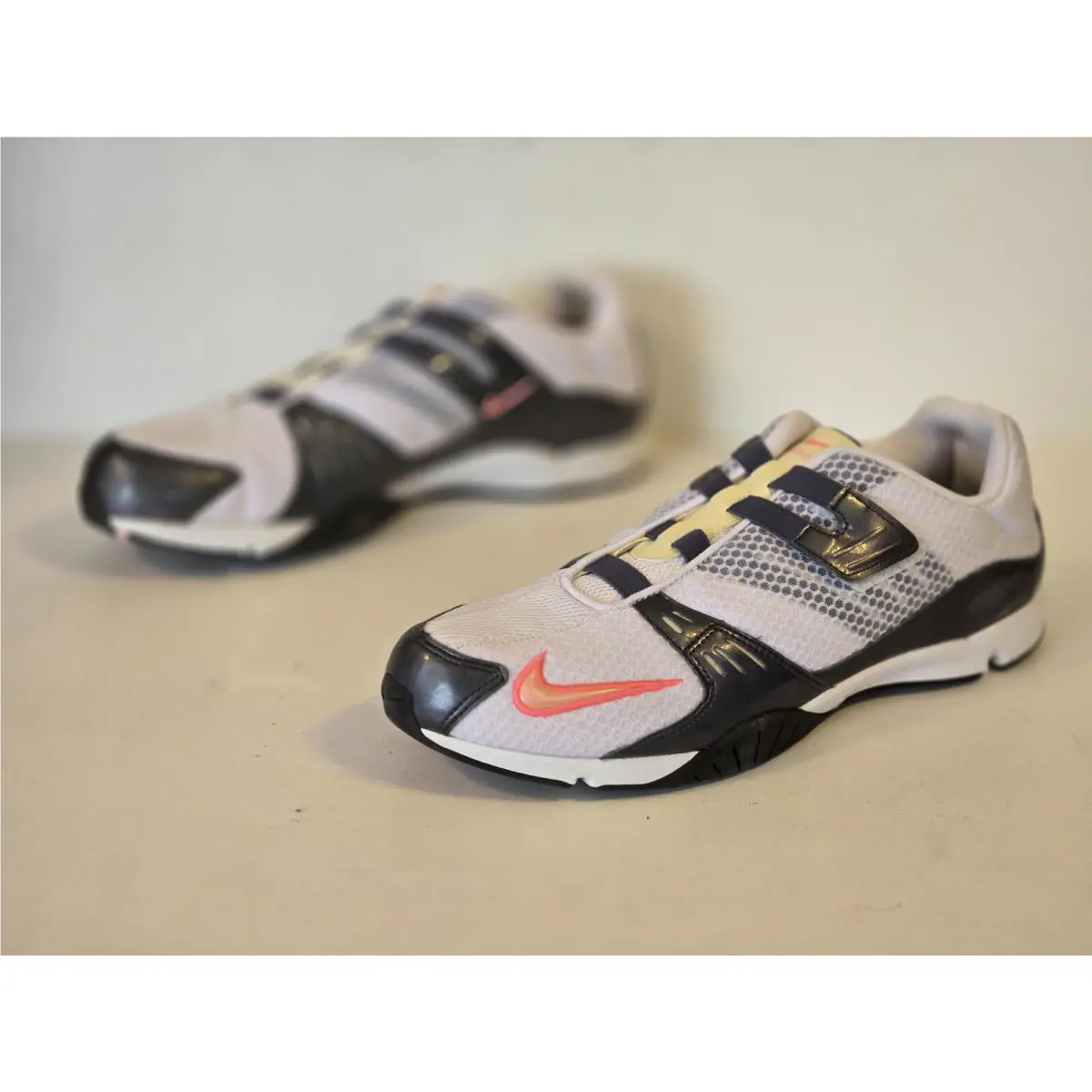 Nike shoes - D4C2 - D4C2 - WHITE & GRAY 1