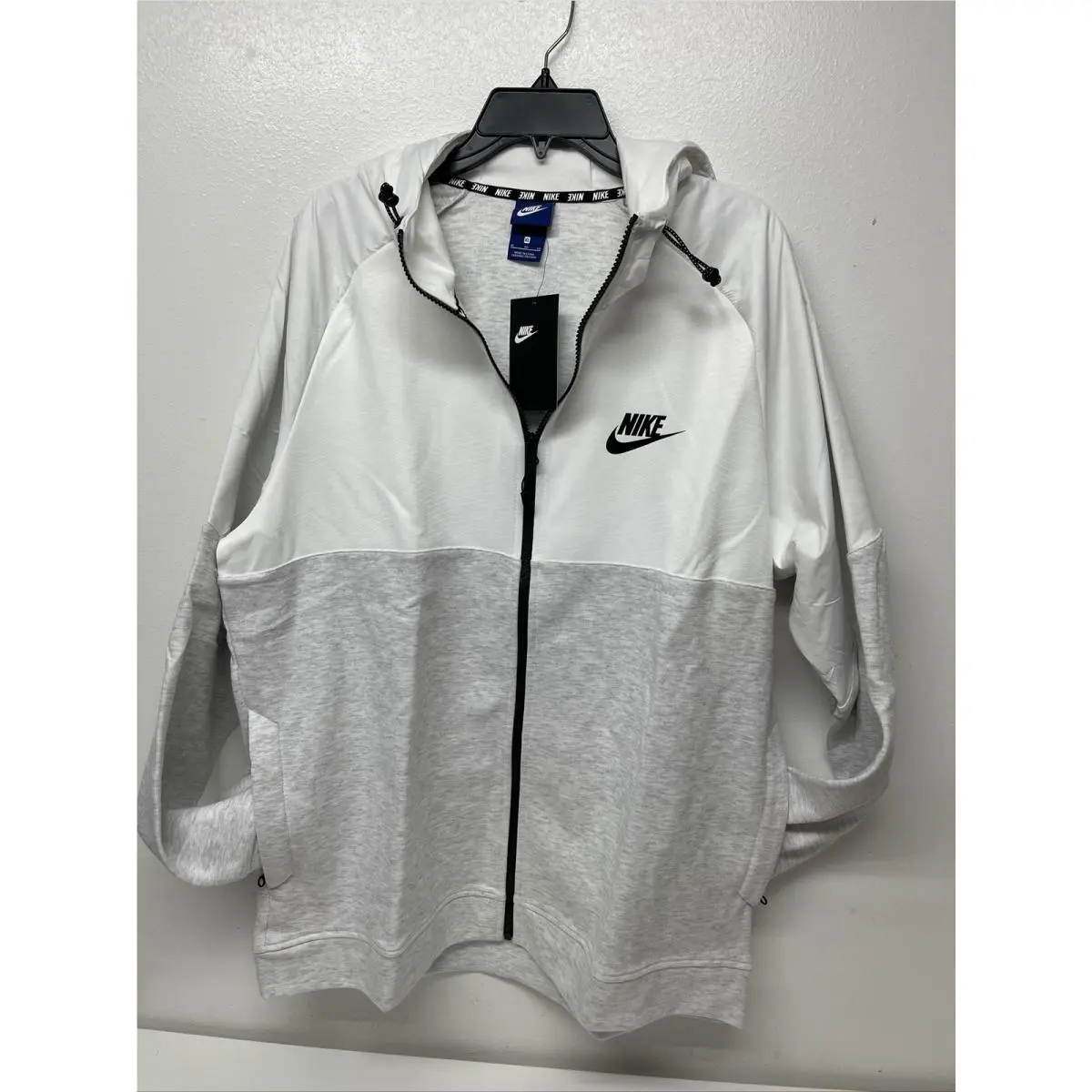 Nike clothing - 863773-051 - 863773-051 - Silver / White (UPC: 886066974116) 2