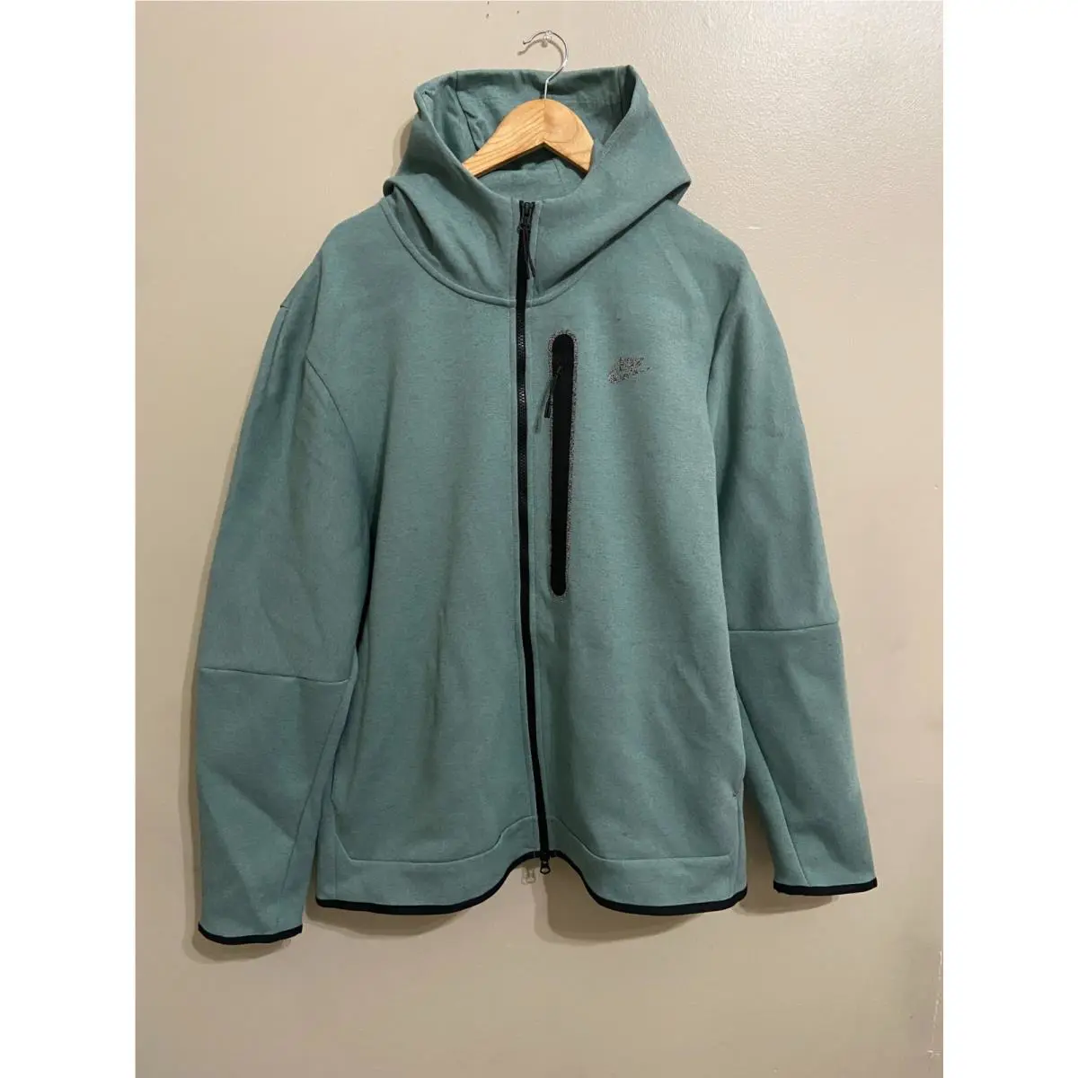 Nike clothing - Green (UPC: 196152558107) 0