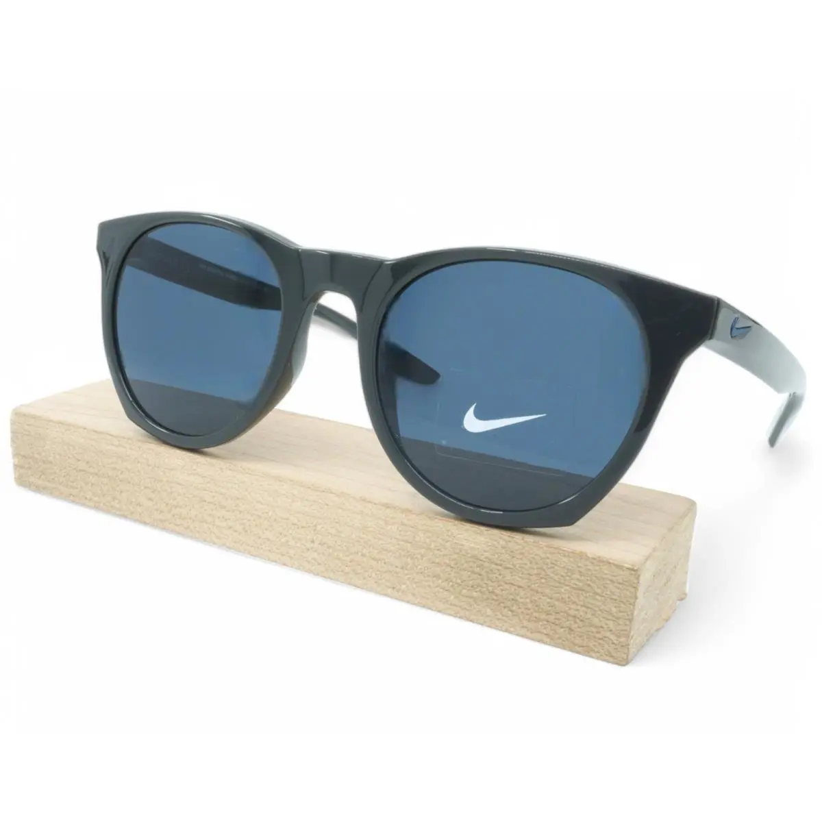 EV1118-044 Unisex Nike Essential Horizon Sunglasses