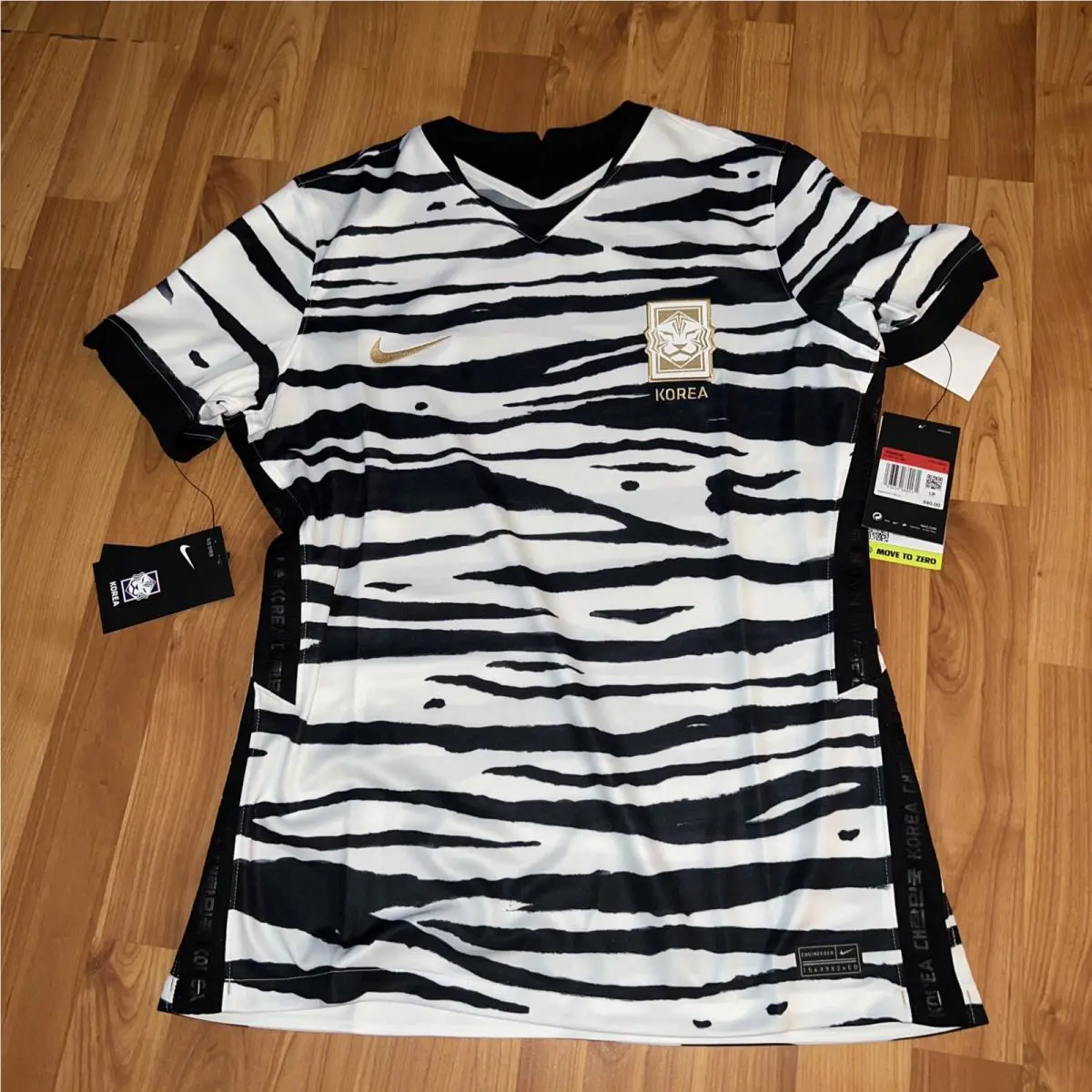 Nike clothing - White (UPC: 0193659680171) 4