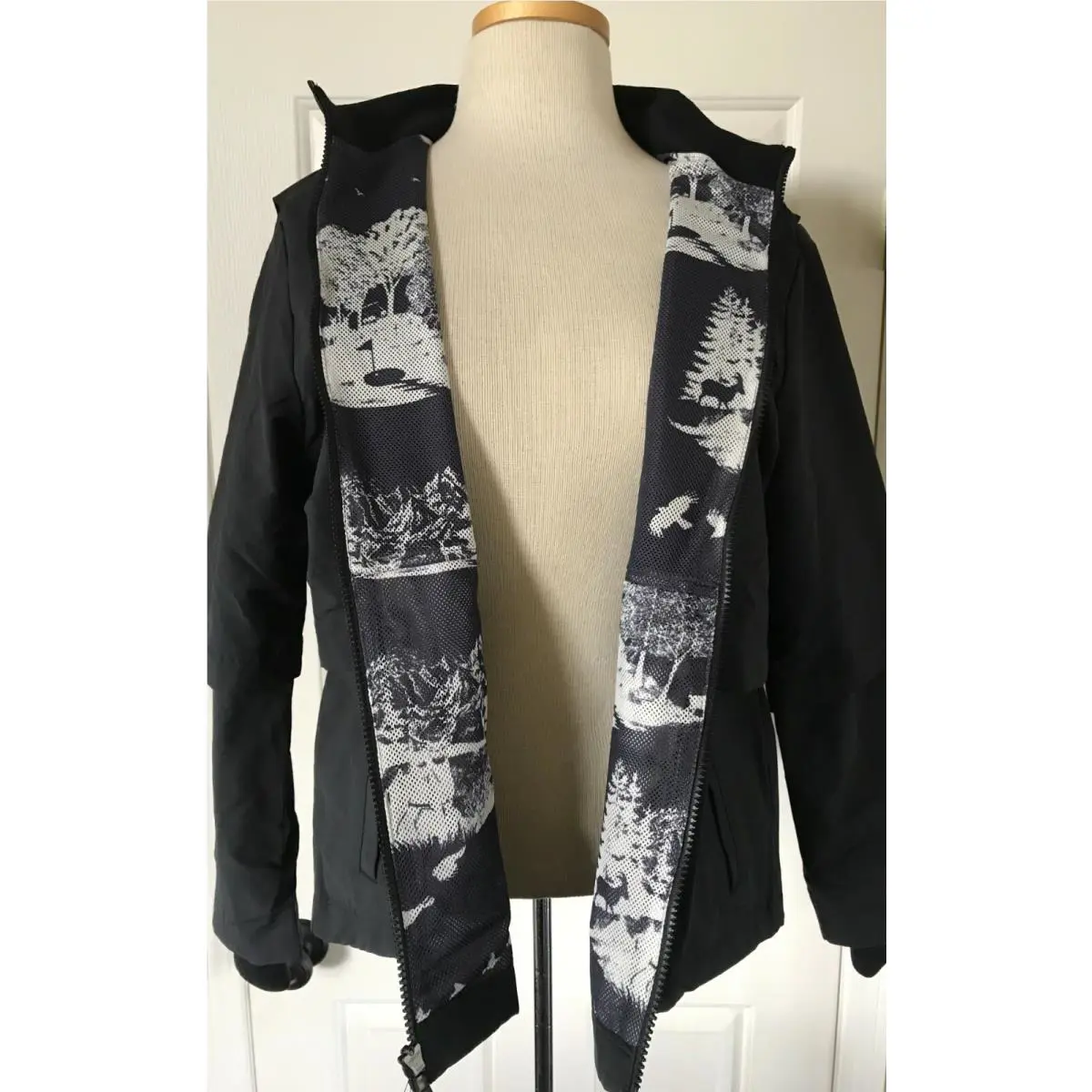 Nike clothing - Black (UPC: 193148045016) 0