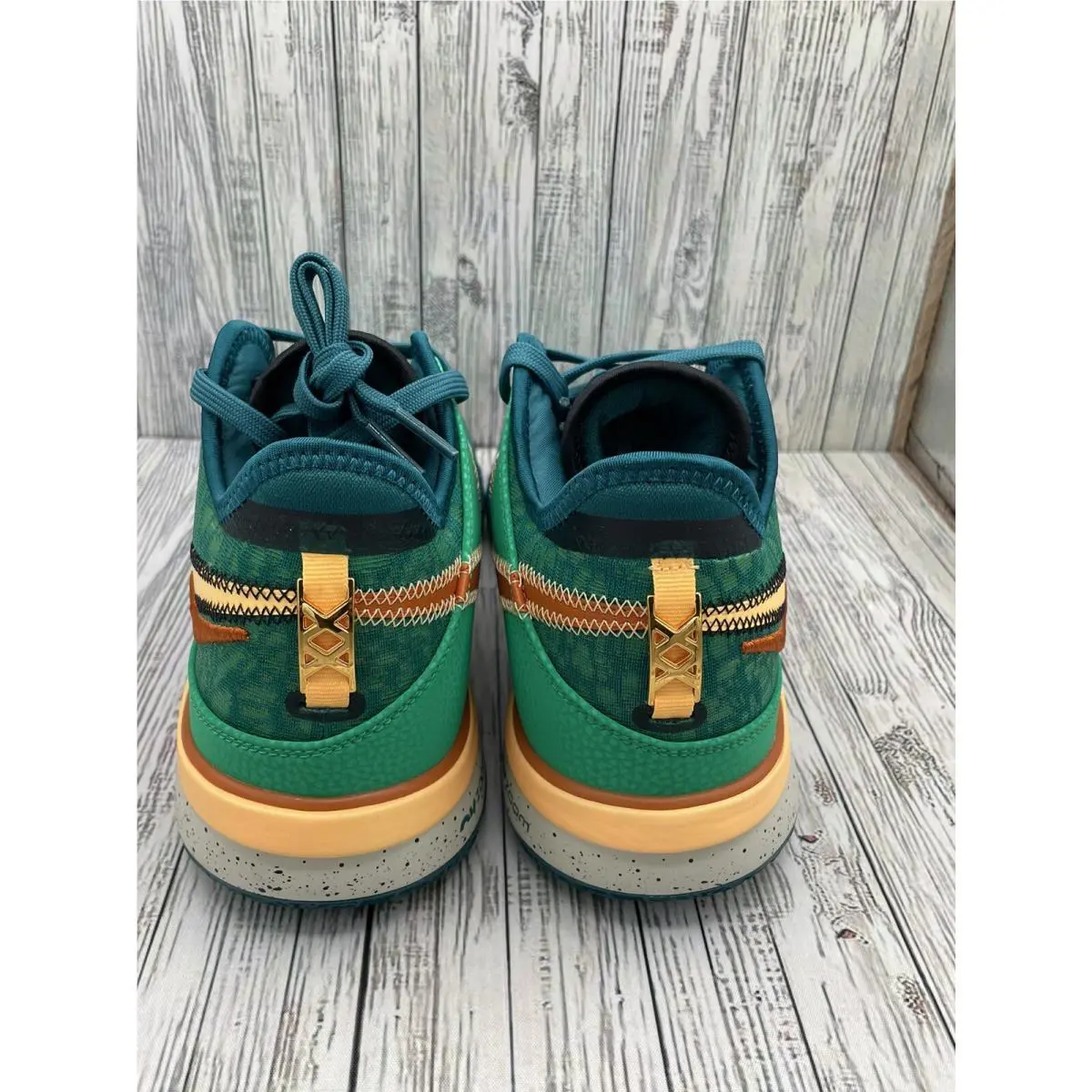 Nike shoes - Nike Zoom LeBron - Zoom LeBron - DR8784-301 - Green 0