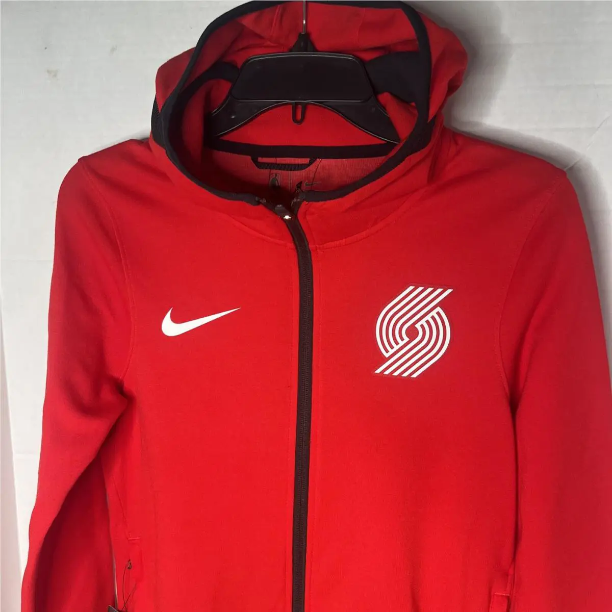 Nike clothing - Red (UPC: 0887231124213) 0
