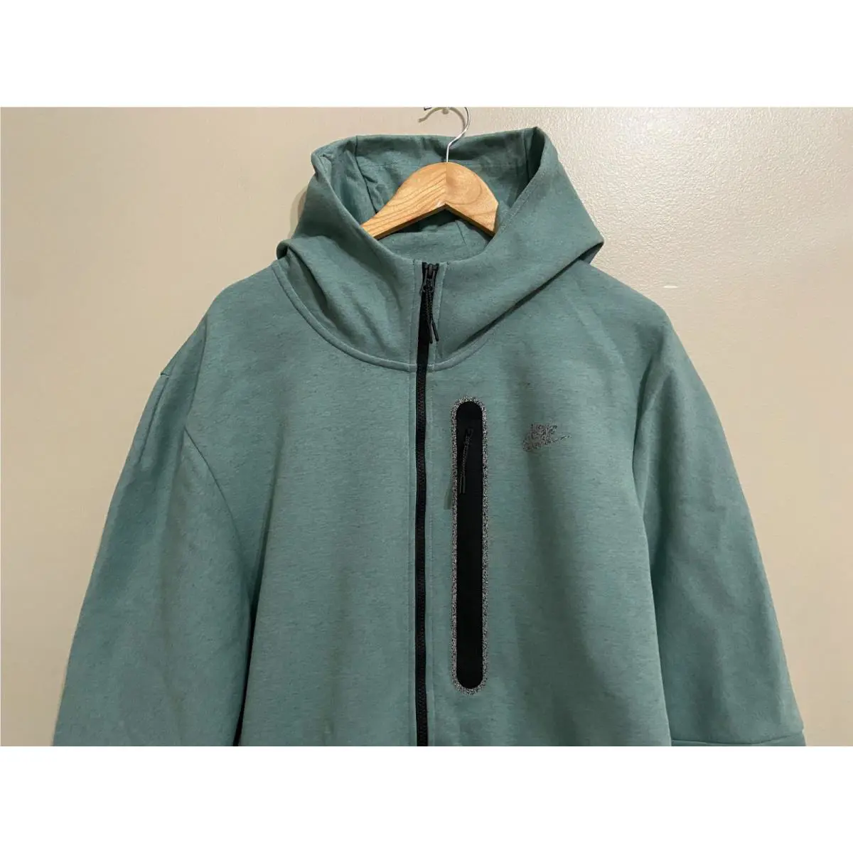 Nike clothing - Green (UPC: 196152558107) 1