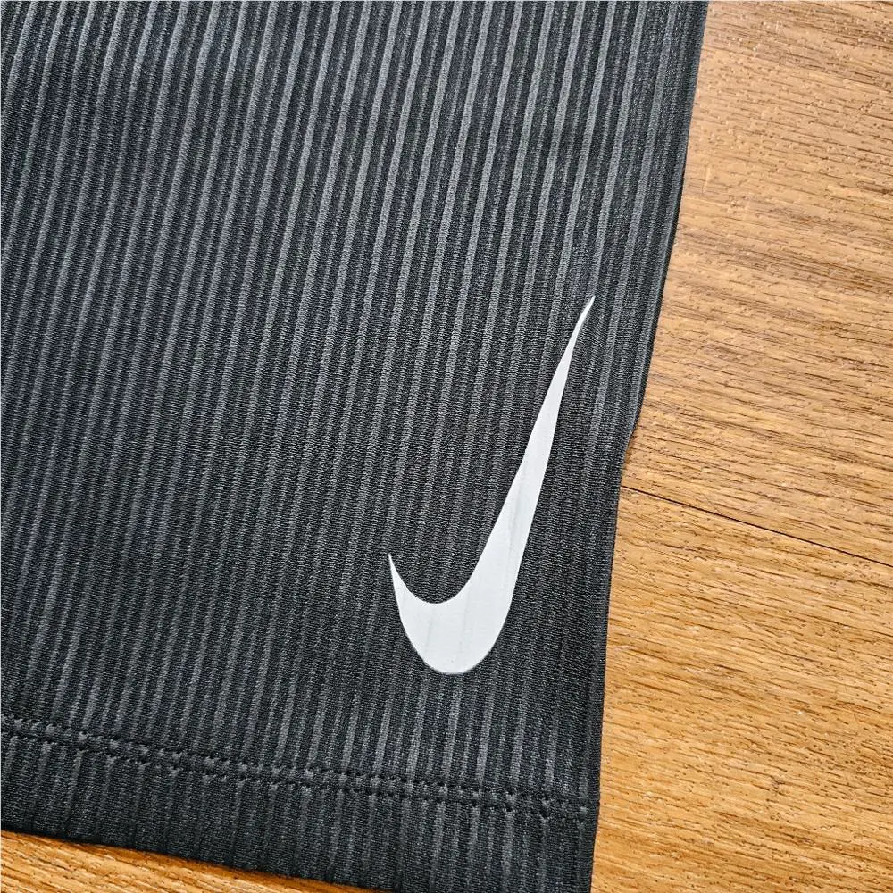 Nike clothing - Black, Exterior: Multicolor 2
