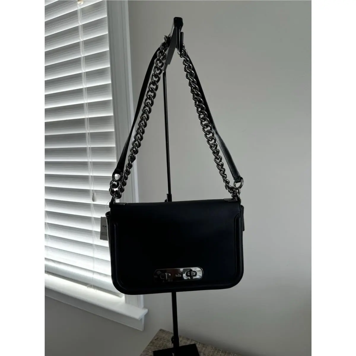 Coach Swagger Shoulder Bag in Glovetanned Leather Black F54640
