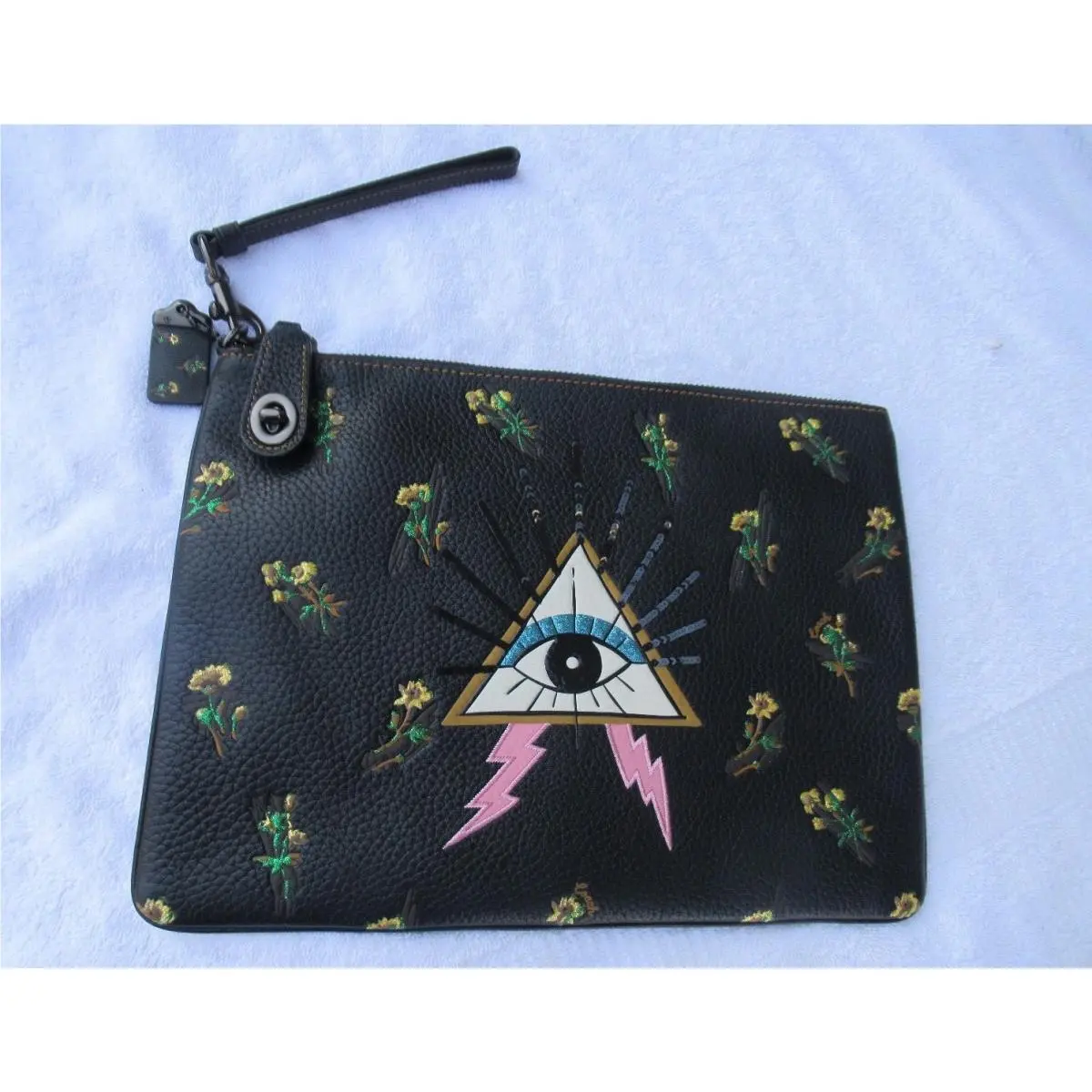 Coach 1941 Black Pyramid Eye/ Flowers Turn Lock Zip Top Wristlet 30- F51128