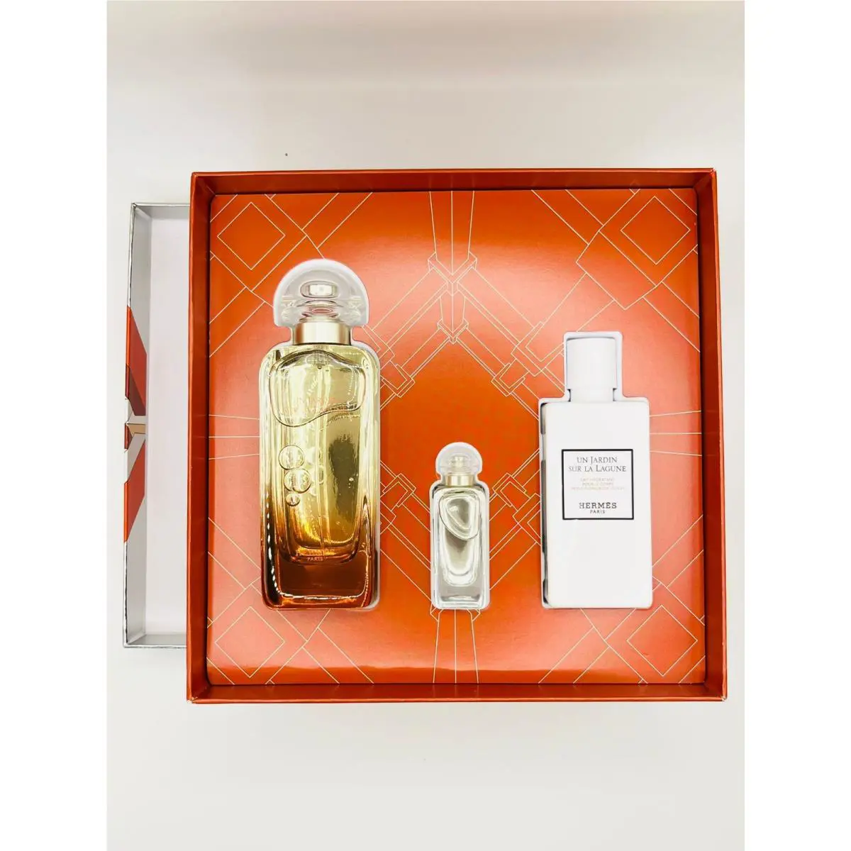 UN Jardin Sur LA Lagune by Hermes 3.3 Edt + .23 Mini + 2.7 oz 3 Pics Gift Set