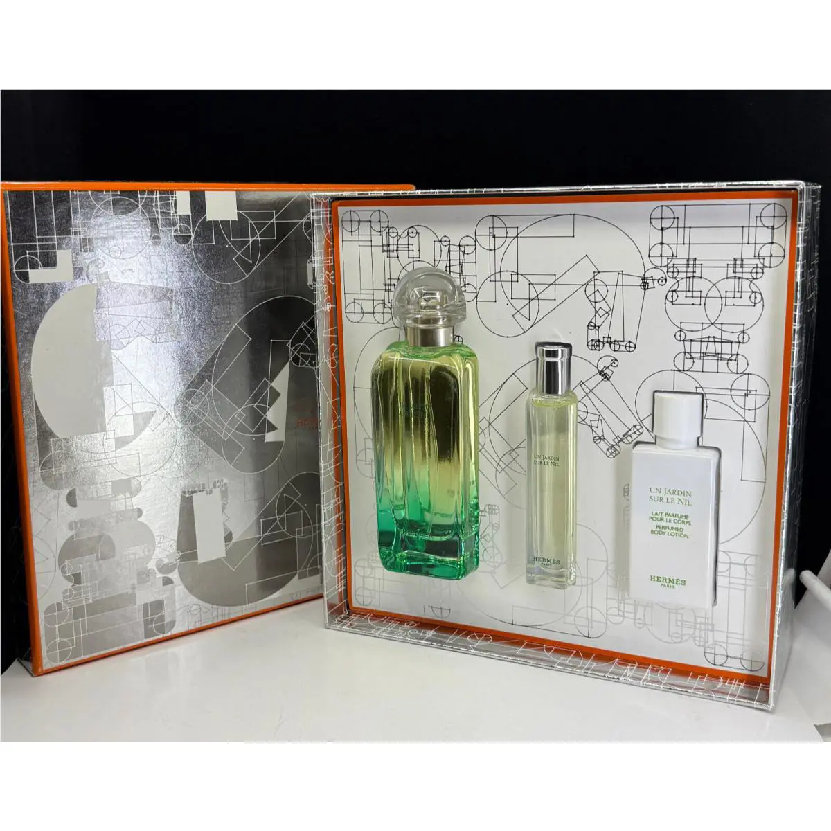 Un Jardin Sur Le Nil By Hermes 3pcs Set Edt 3.3oz+0.5ozEDT+1.35oz Body Lotion