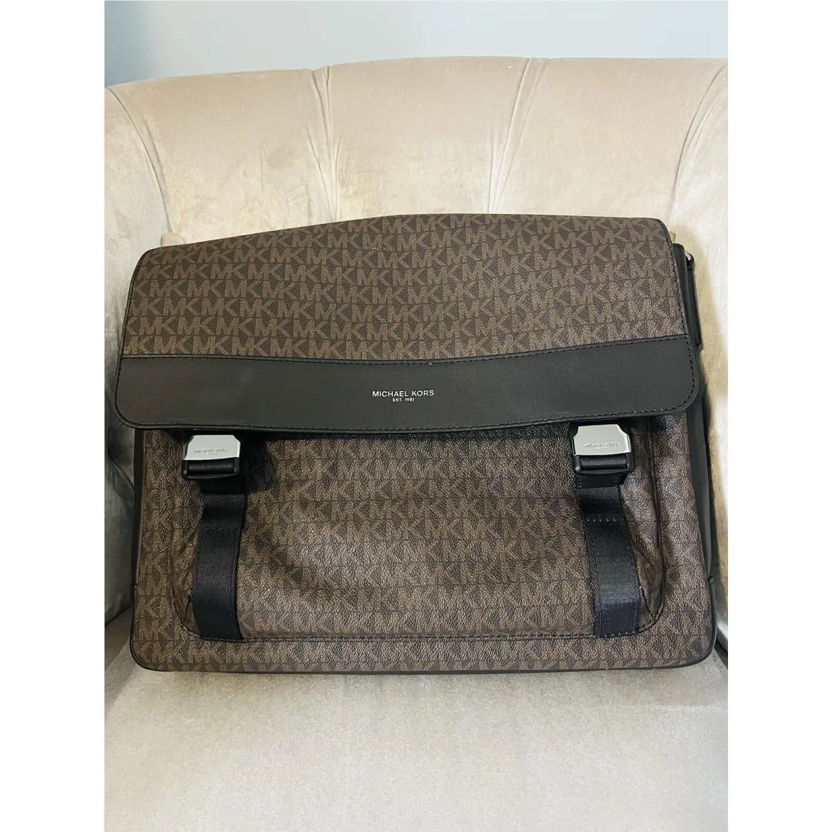 Michael Kors Greyson Signature Leather Tech Laptop Messenger Bag Handbag Brown