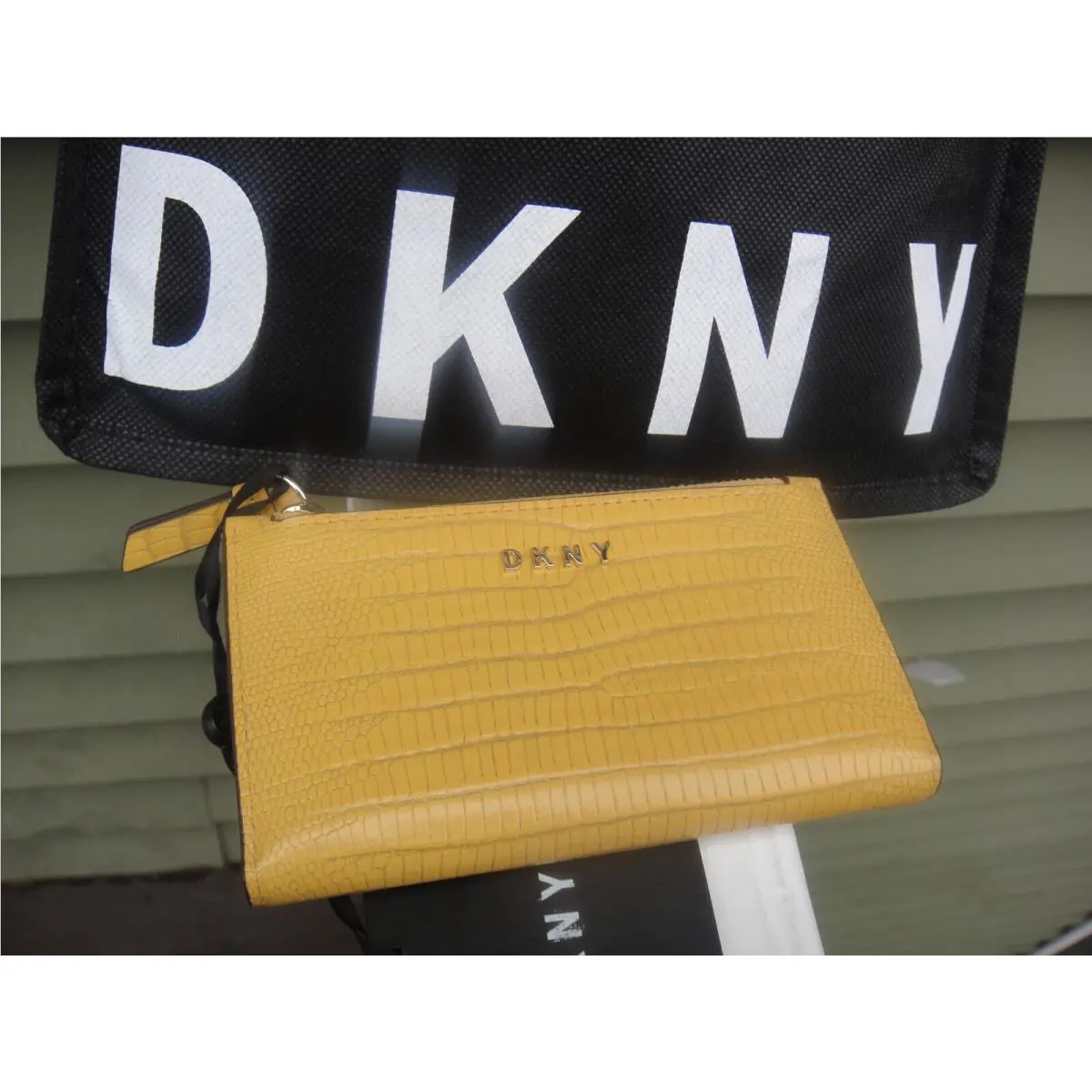 Dkny Gramercy Small Bifold Top Zip Leather I.d Holder
