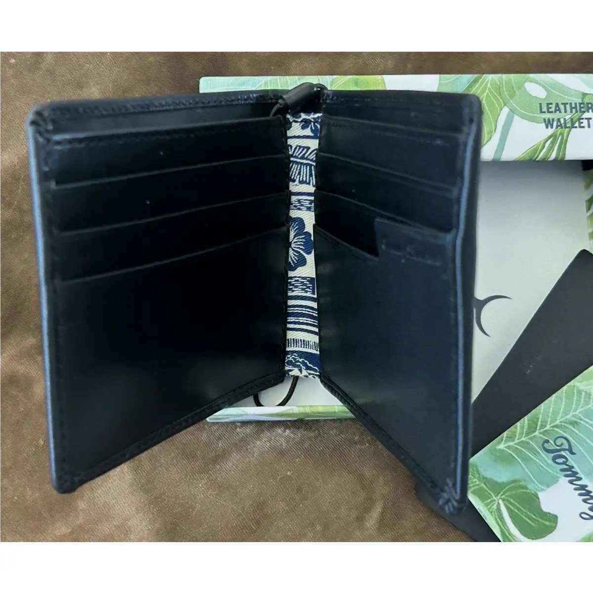 Tommy Bahama Unisex Bi Fold Smooth Black Leather Wallet 31TM30013