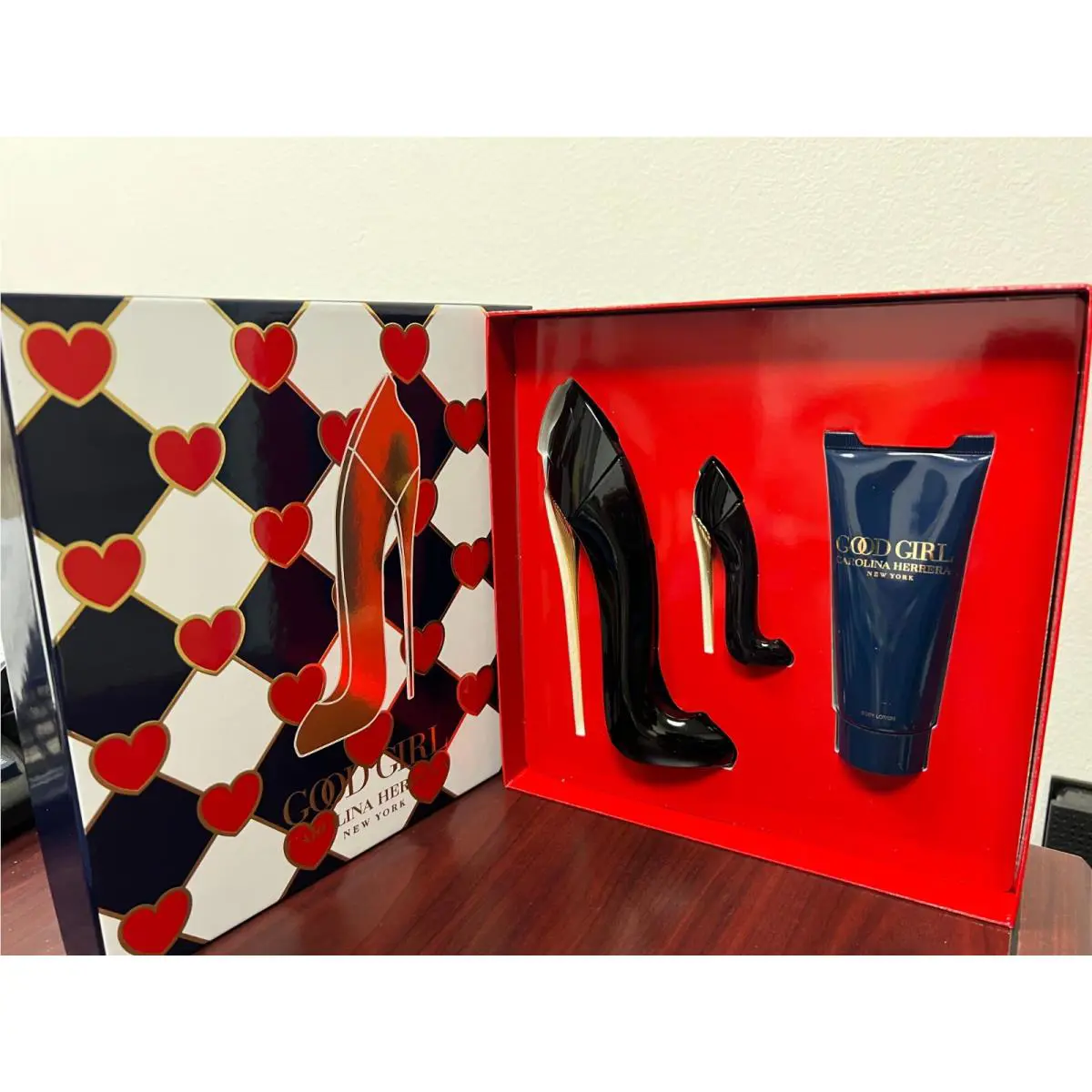 Good Girl Carolina Herrera 3 Pieces Gift Set :2.7 Edp Spray 3.4 Lotion 7 ML Mini