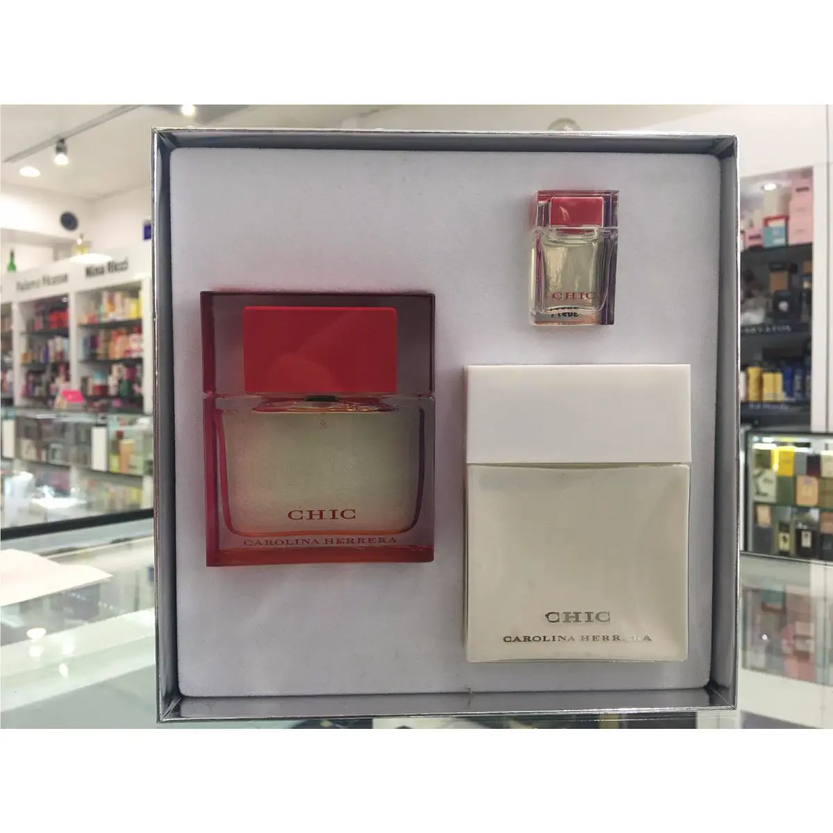Carolina Herrera Chic Gift Set Edp Spray 50 ML Body Lotion 100 ML