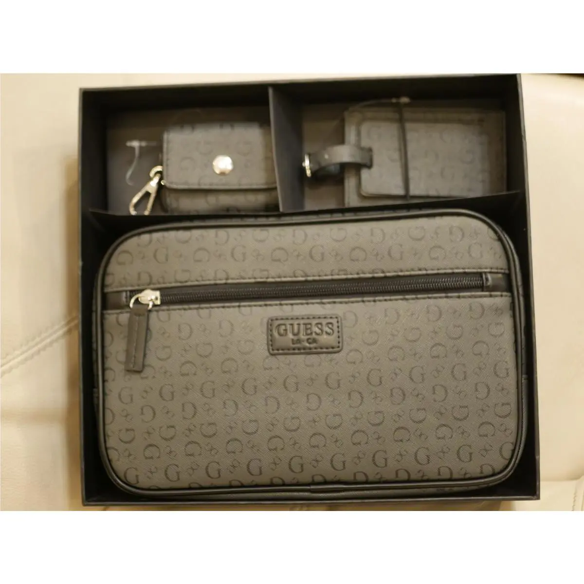 Newwb Guess 3 Piece Men`s Travel Gift Set Toilety Bag Luggage Tag Ear Pod Case