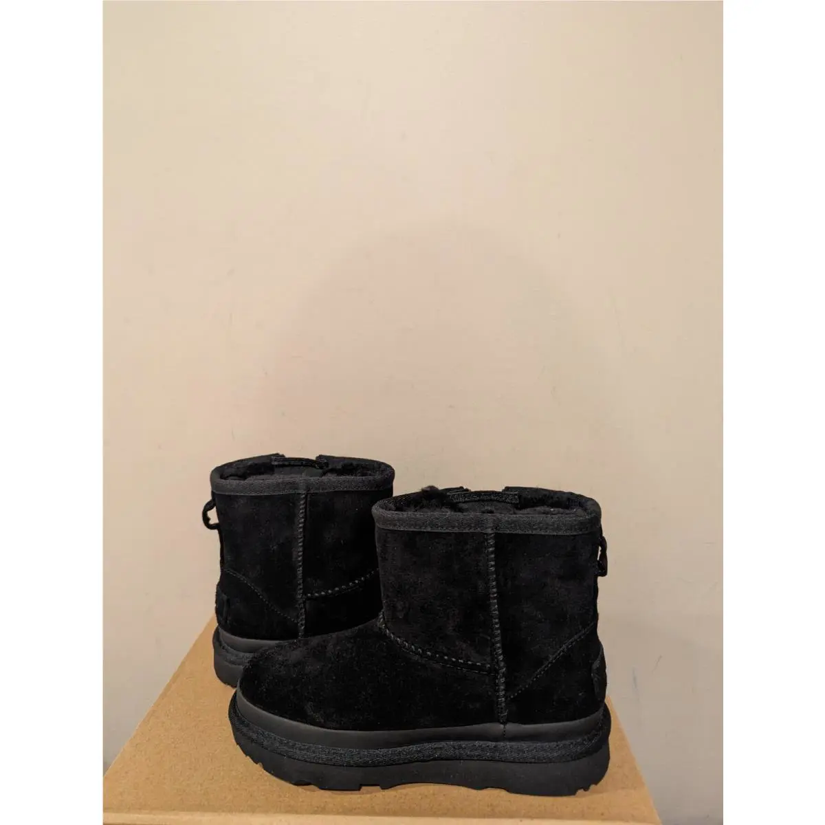 UGG shoes - Blacks (UPC: 888855106159) 0