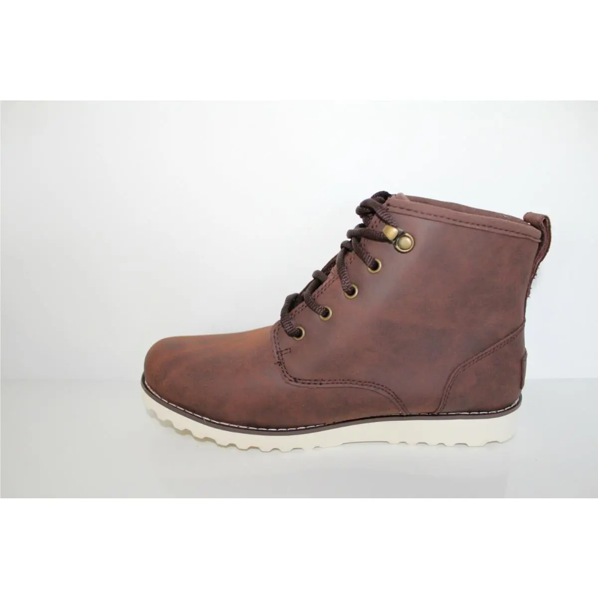 UGG shoes - Brown (UPC: 0887278182733) 1