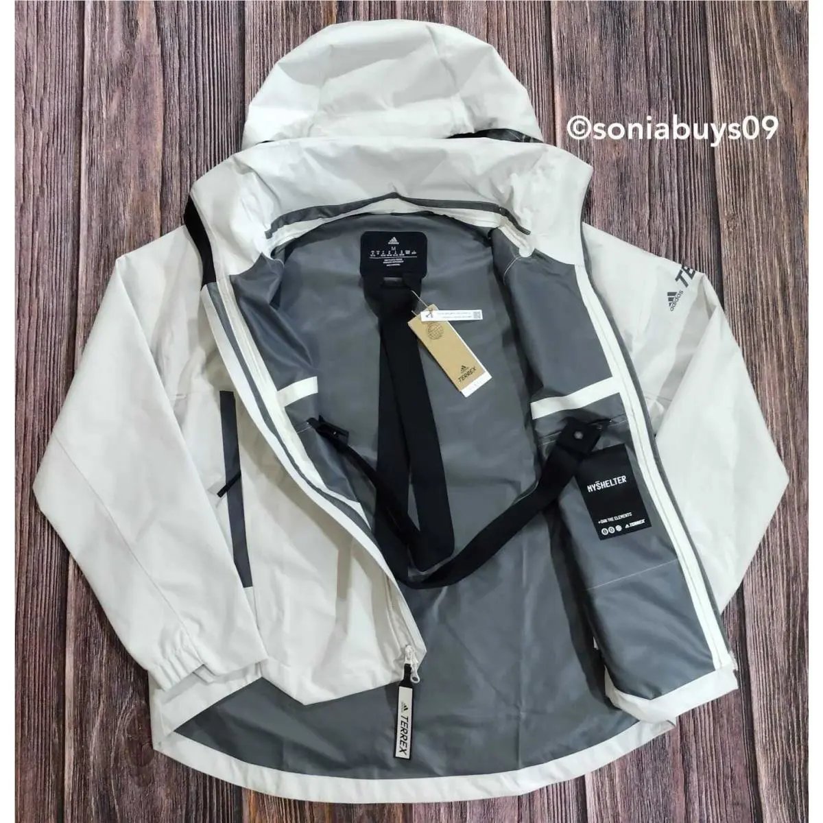 Adidas clothing - Aluminium 1