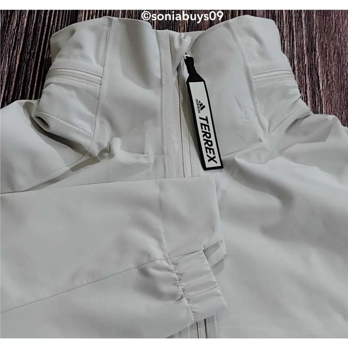 Adidas clothing - Aluminium 3