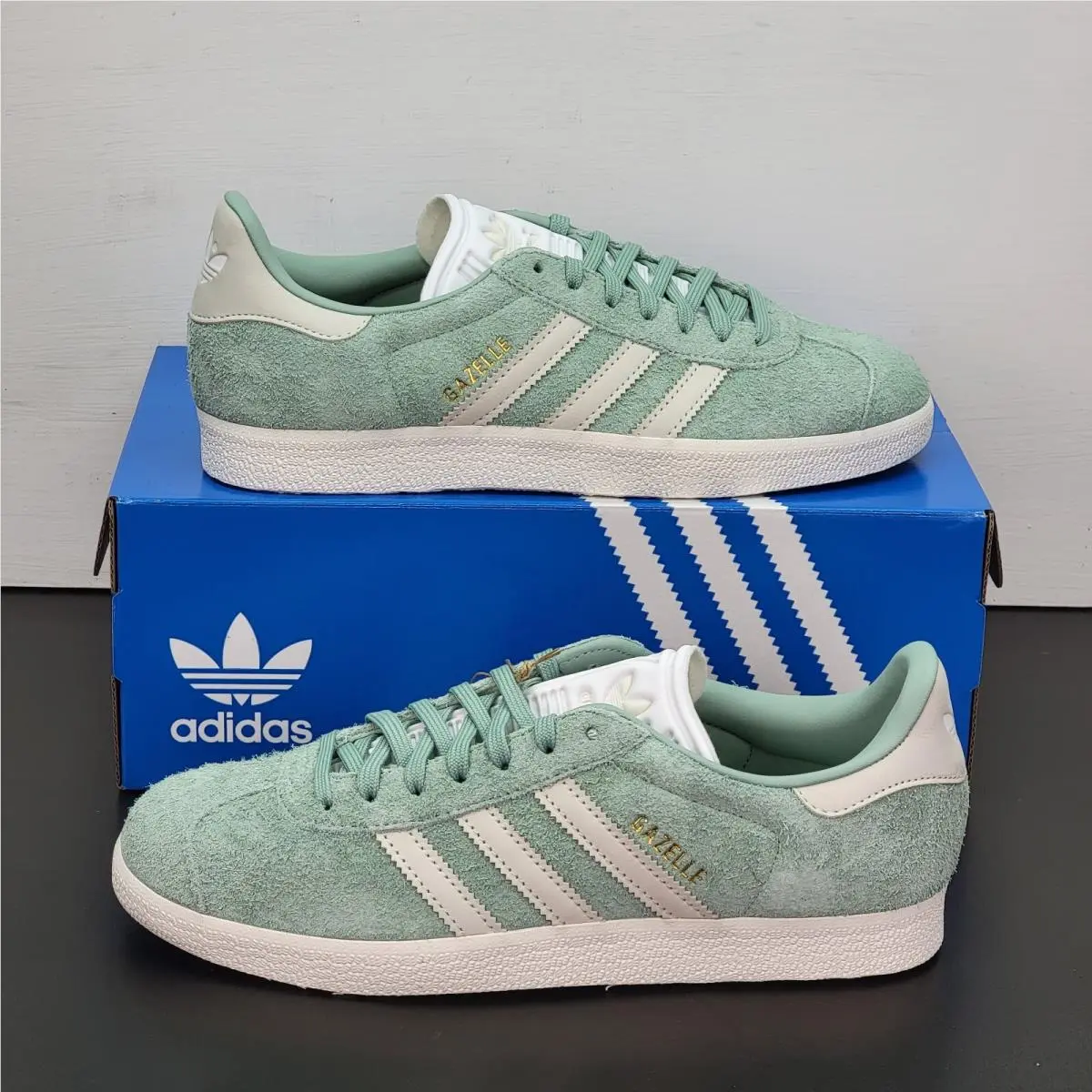 Adidas Gazelle Women`s Size 9 Athletic Shoes Green Off White Training Sneakers