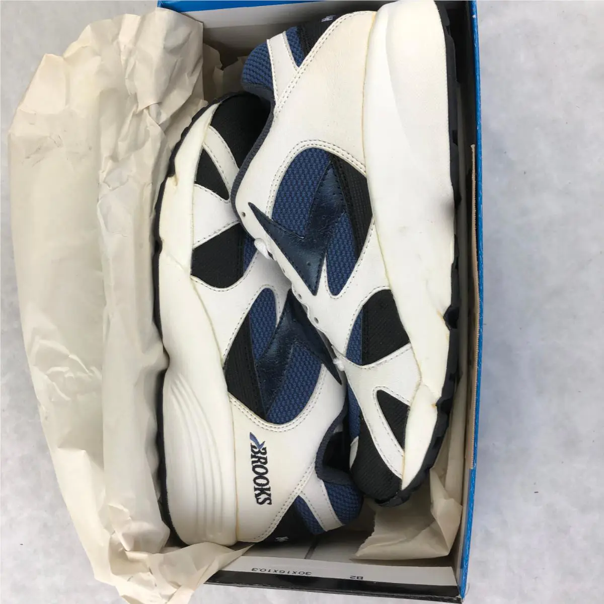 Brooks shoes - Brooks Villanova HydroFlow - Villanova HydroFlow - White 1