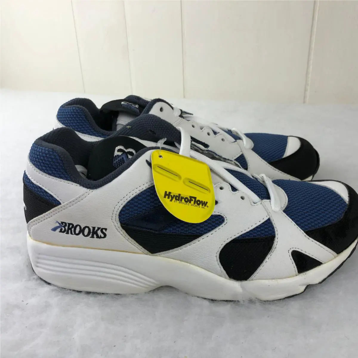 Brooks shoes - Brooks Villanova HydroFlow - Villanova HydroFlow - White 3