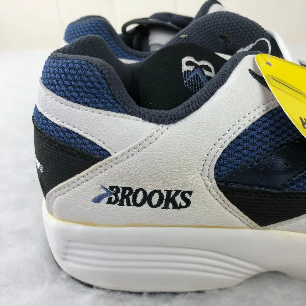 Brooks shoes - Brooks Villanova HydroFlow - Villanova HydroFlow - White 4