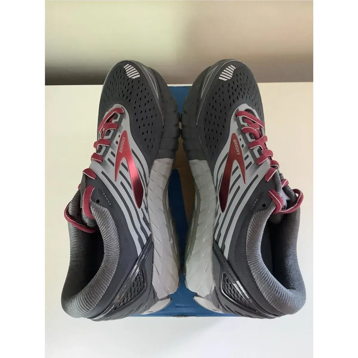 Brooks shoes - Brooks Beast - Beast - Gray 1