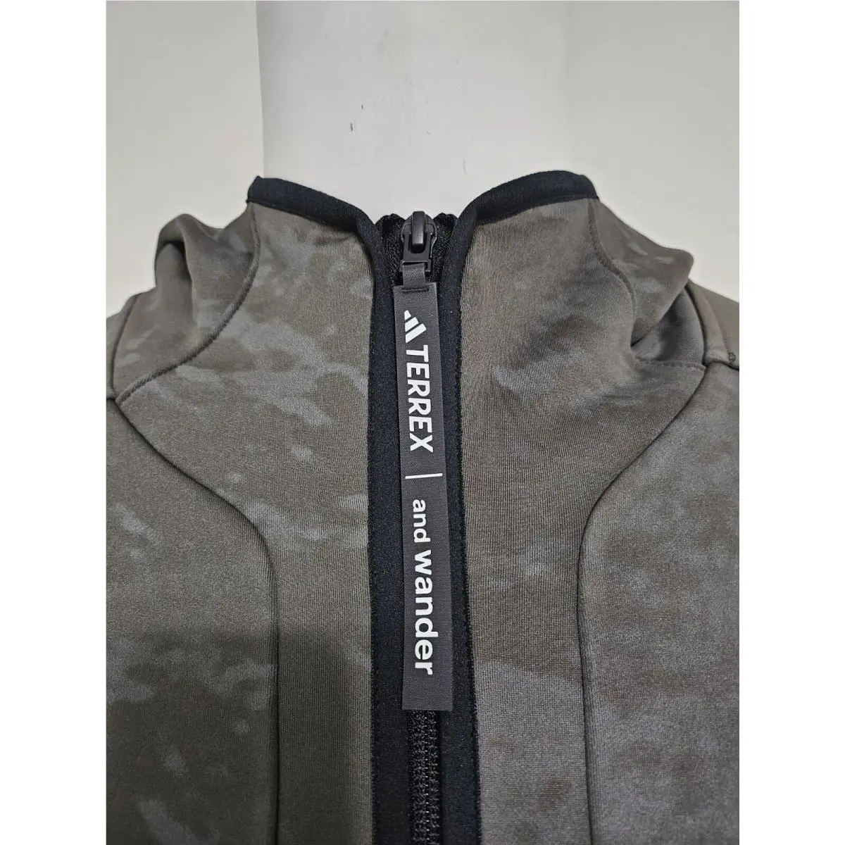 Adidas clothing - Green (UPC: 195745590715) 0