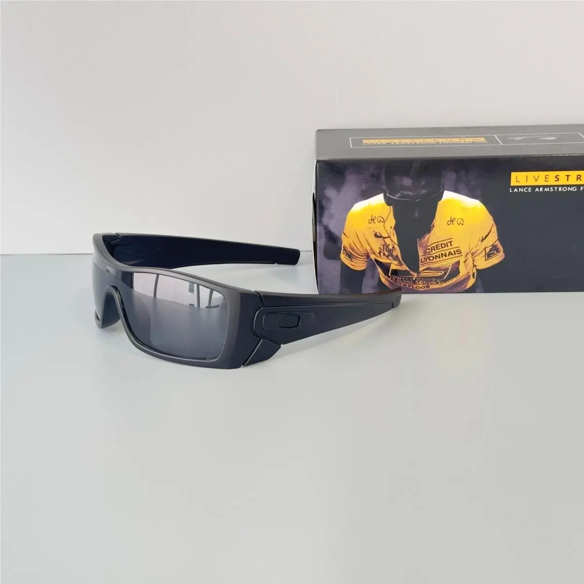 Oakley Batwolf OO9101 Polarized Sunglasses Matte Black Black Lens UV400 - Frame: Black, Lens: Black