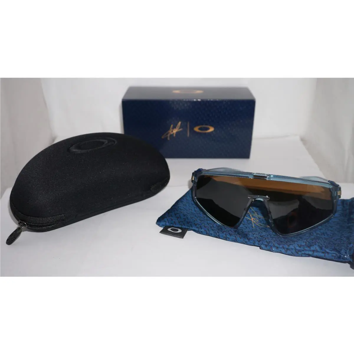 Oakley Sunnglasses Latch Panel Kylian Mbappé Limited Edition OO9404 0835